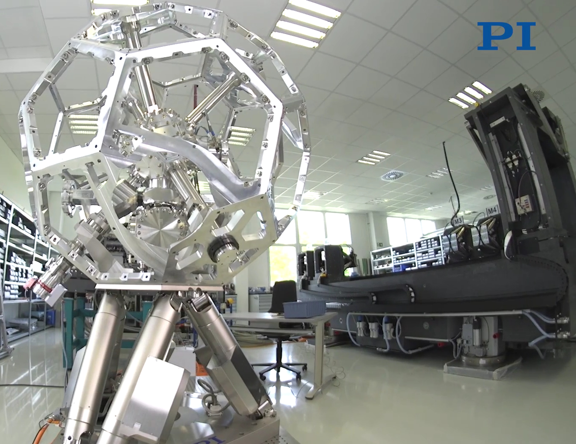 The Kinematic Carrying Platform alongside the “MiQA” X-Ray Microscopy & Quality Assurance System (Image: PI miCos)