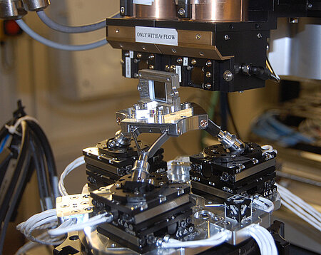 The Q-845 6-Axis manipulator carrying a sample (Image: KIT)