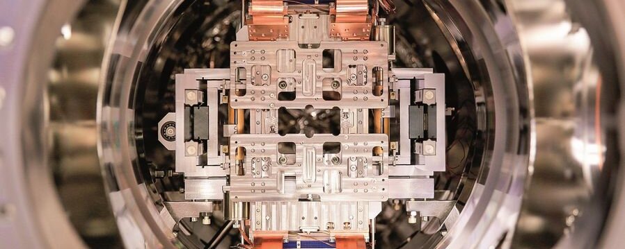 Compact Linear Translation Stage Positions X-Ray Detectors