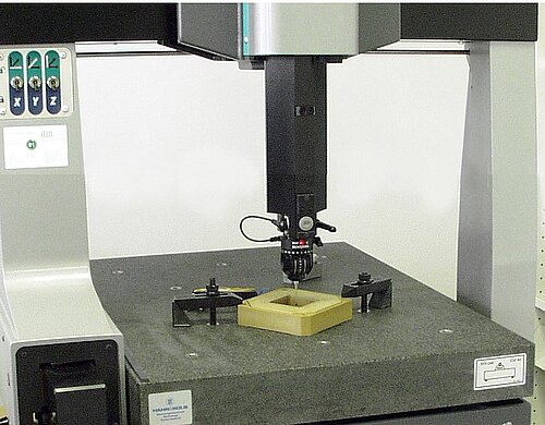 Body of a XY flexure positioning stage measured on a compact CMM (Image: PI)